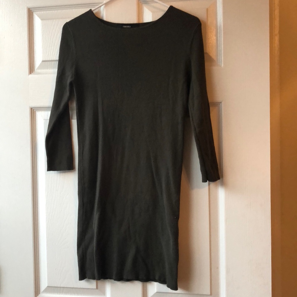Green quarter length dress